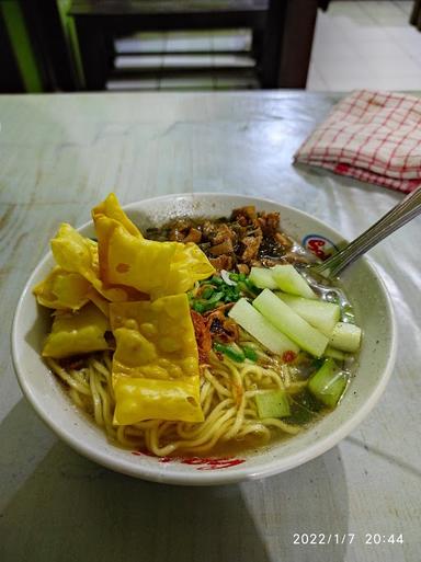 PANGSIT MIE DAN BAKSO CAK MAR