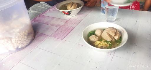 WARUNG BAKSO BERANAK AYAH AWAN