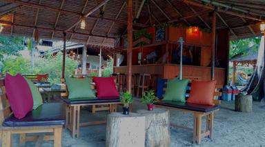 BLUE PARROT BEACH CAFE