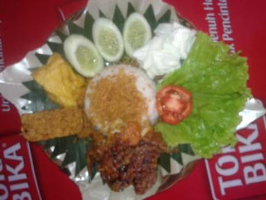 AYAM PENYET MBAK NUNUNG