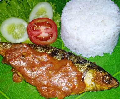 AYAM PENYET TRISNO JOYO