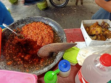 MBAK LINDA'S PONOROGO ROASTED FREE-RANGE CHICKEN WITH GARLIC SAMBAL