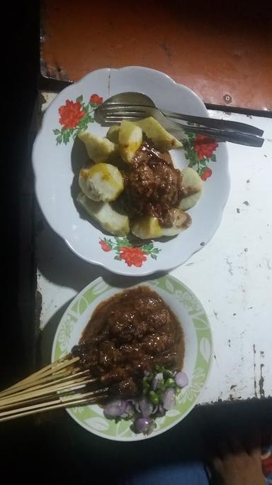 SATE AYAM DAN KAMBING CAK SALIM