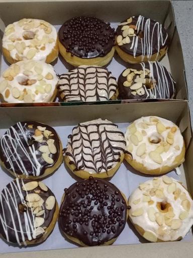 SWEET BERRY CAKE AND DONUTS