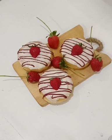 SWEET BERRY CAKE AND DONUTS