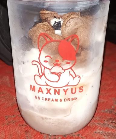 ANNISA CAKE & MAXNYUS ICE CREAM