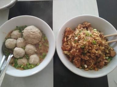 MIE AYAM & MIE BAKSO PAKDHE