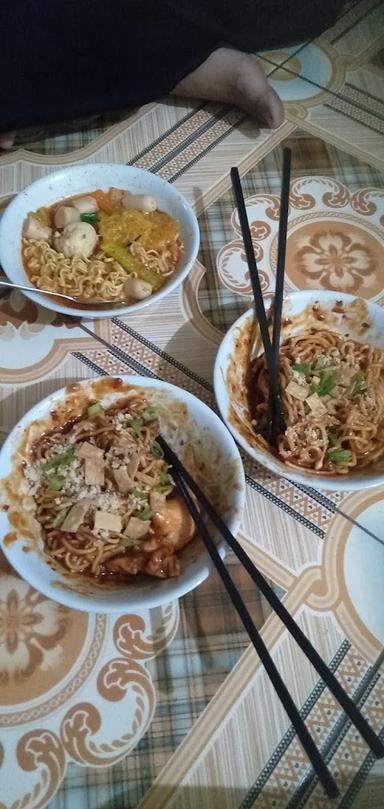 WARUNG SEBLAK & MIE NYAK