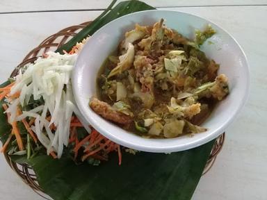 SOTO DAN AYAM GORENG MBOK BAYAN