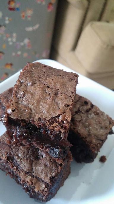 ALORA BROWNIES