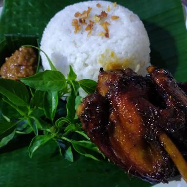 KEDAI BEBEK DAN AYAM GORENG MBAK WORO DAN SUSU SEGAR KANG ANTO