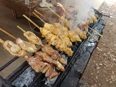 SATE AYAM DAN SOP RUHYAT