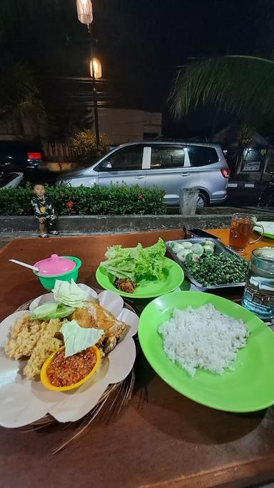 AYAM GORENG KREMES SARI SUNDA