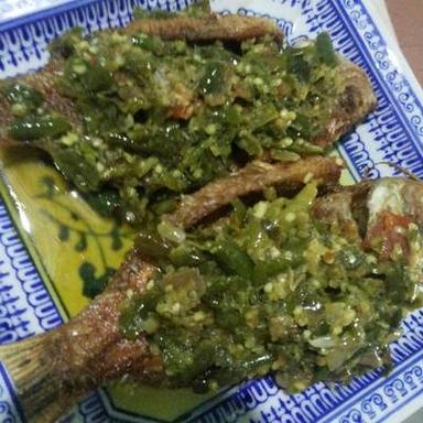 AYAM PENYET SAMBAL IJO UMMI AL