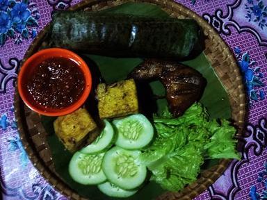 AYAM BAKAR, AYAM GORENG, DAN NASI BAKAR JALAN CILIWUNG 43