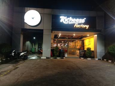 RICHEESE FACTORY PAHLAWAN