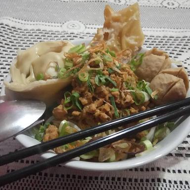 MIE AYAM MANGKOK PANGSIT BANG BENZ (MIE AYAM BACKPACKER)