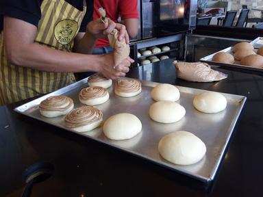 ROTI'O - BANDAR UDARA INTERNASIONAL HUSEIN SASTRANEGARA BANDUNG