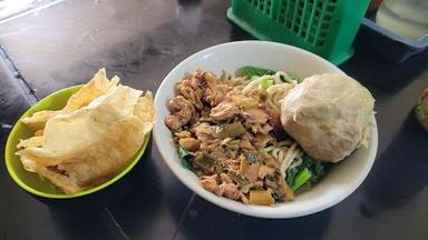 WARUNG MIE AYAM BAPA HAMZAH