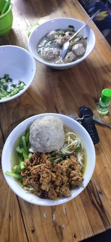 BAKSO & MIE AYAM UENAAK