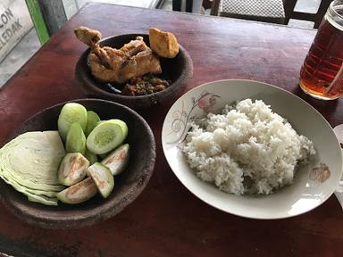 PECEL LELE SAMBAL MENTAH KHAS LAMPUNG