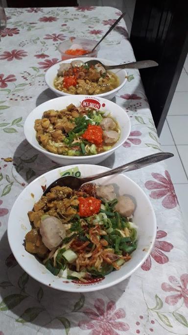 BATAGOR & BAKSO CUANKI SALMAN