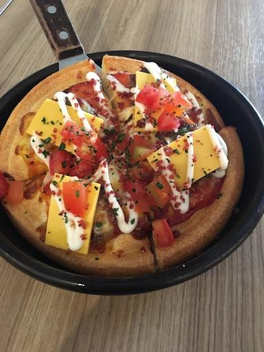 PIZZA HUT RESTORAN - HOLLYWOOD JUNCTION BEKASI