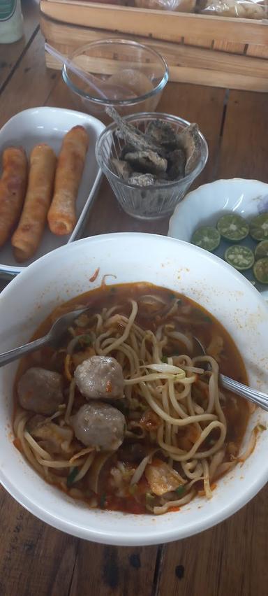 MIE KOCOK BU NENAS