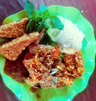 PECEL LELE DAN AYAM PENYET MAS RUDI