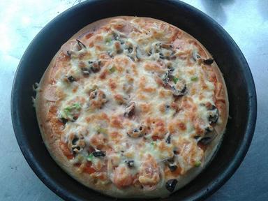 LA PIZZA KEBON MANIS