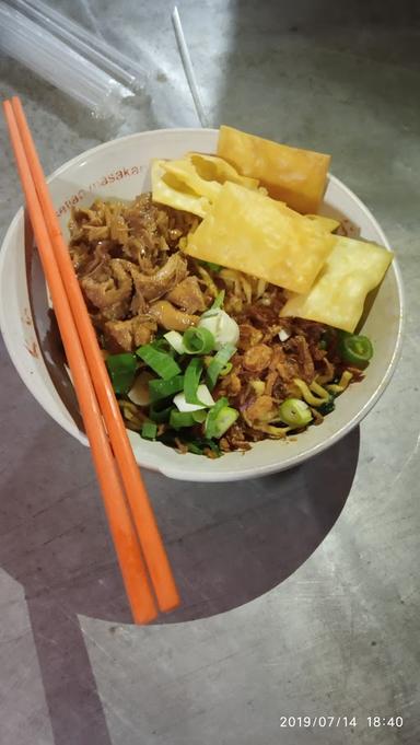 SOPO NYONO MEATBALLS AND CHICKEN NOODLES