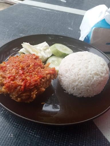 AYAM GEPREK DAN TAHU GEJROT NENG MANDA