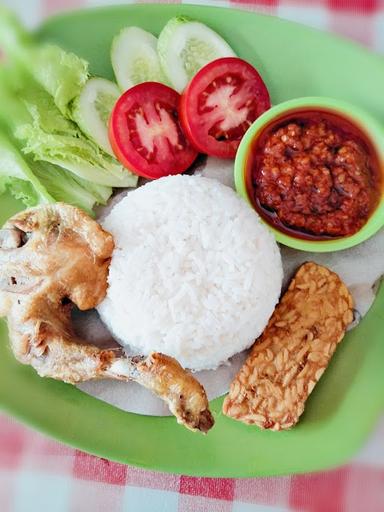 AYAM PENYET DADAKAN IBU SANTI