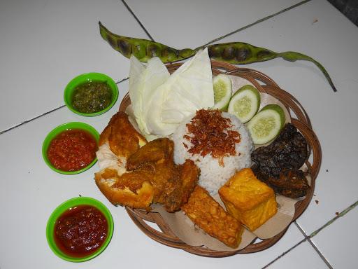 AYAM PENYET & NASI UDUK MPO JUM