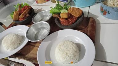 RUMAH MAKAN LAPERDUEL