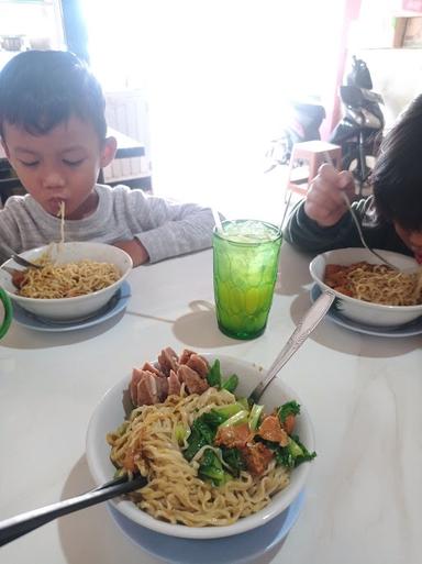 BAKSO & MIE AYAM MAMPIR