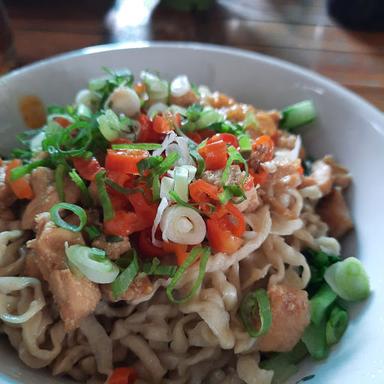 MIE AYAM SEHATI BABAKAN BLOK M