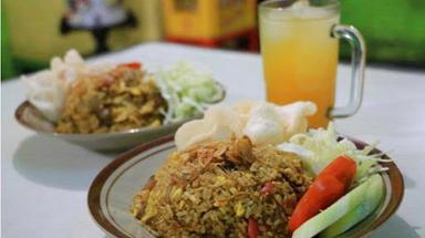 NASI GORENG DAN PECEL LELE