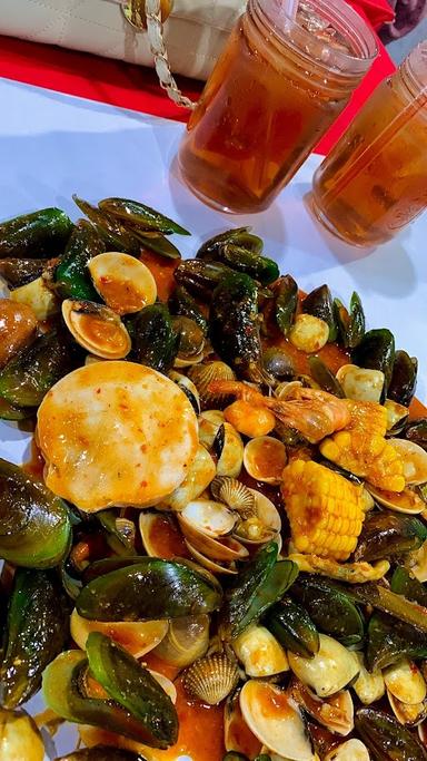 SEAFOOD KERANG TUMPAH BANG DJALOE