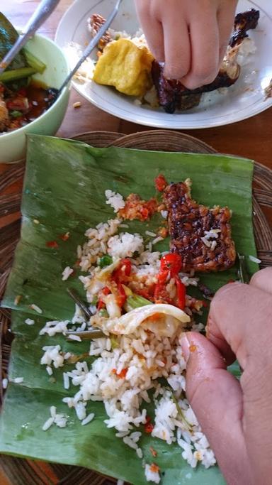 AYAM BAKAR KACALADA GUNUNG BATU