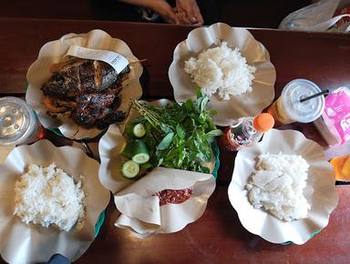 LALAPAN IKAN LAUT & AYAM GORENG