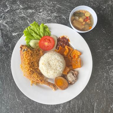 AYAM GORENG PANAS MBOK BEREK NY. SUBEKTI