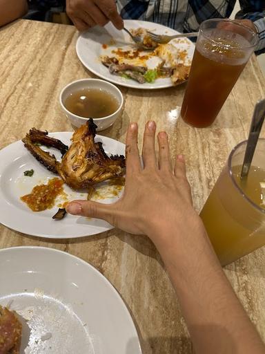 AYAM GORENG PANAS MBOK BEREK NY. SUBEKTI