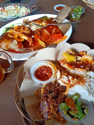 RUMAH MAKAN LESEHAN PONDOK LARAS