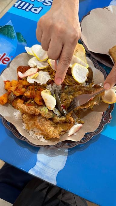 SOTO BETAWI & AYAM GORENG SARAPAN PAGI NASI UDUK