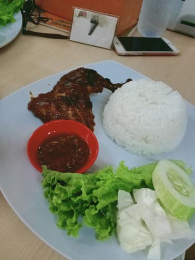 RUMAH MAKAN ABANG (SPESIAL AYAM DAN IKAN BAKAR BUMBU RUJAK)