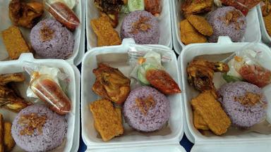 AYAM PENYET NASI UNGU