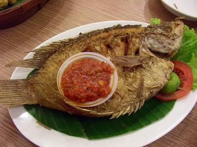 PECEL LELE DAN SEAFOOD MAS SALMAN