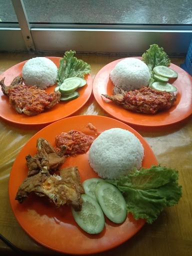 AYAM PENYET SAMBAL NYONYOR BU SRI