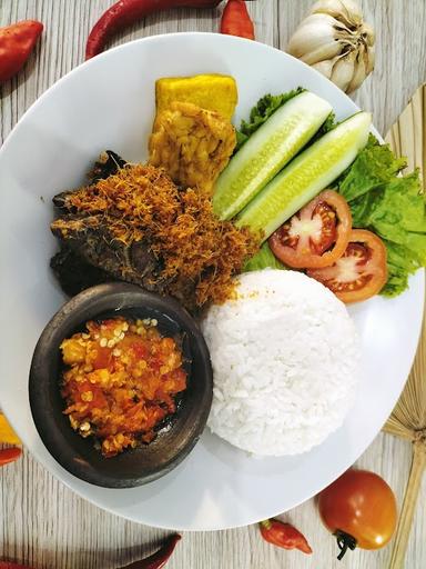 OMAH LAOS AYAM GORENG LENGKUAS